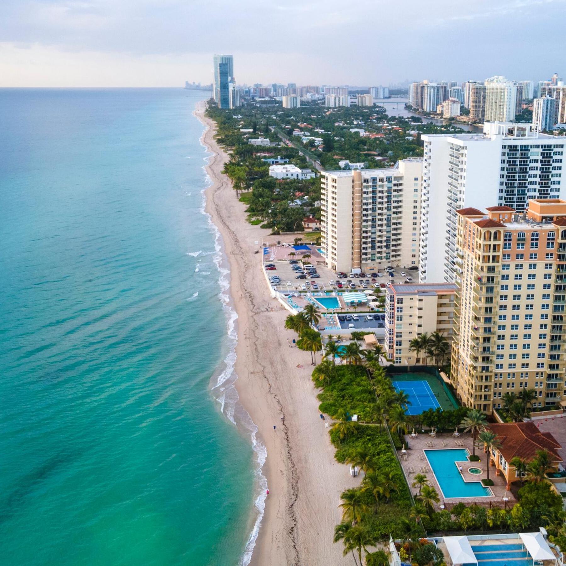 Walk To The Beach, Studio, With Pool And Free Parking *