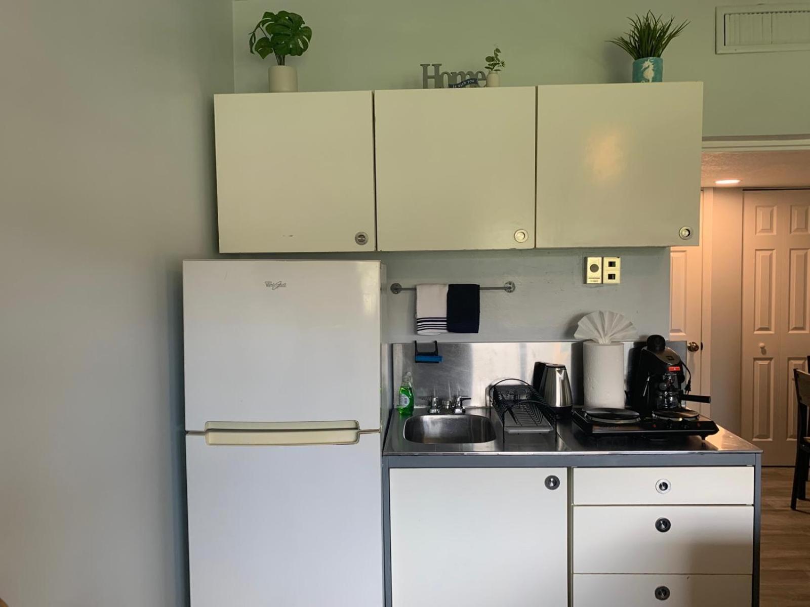 Walk To The Beach, Studio, With Pool And Free Parking Appartement
