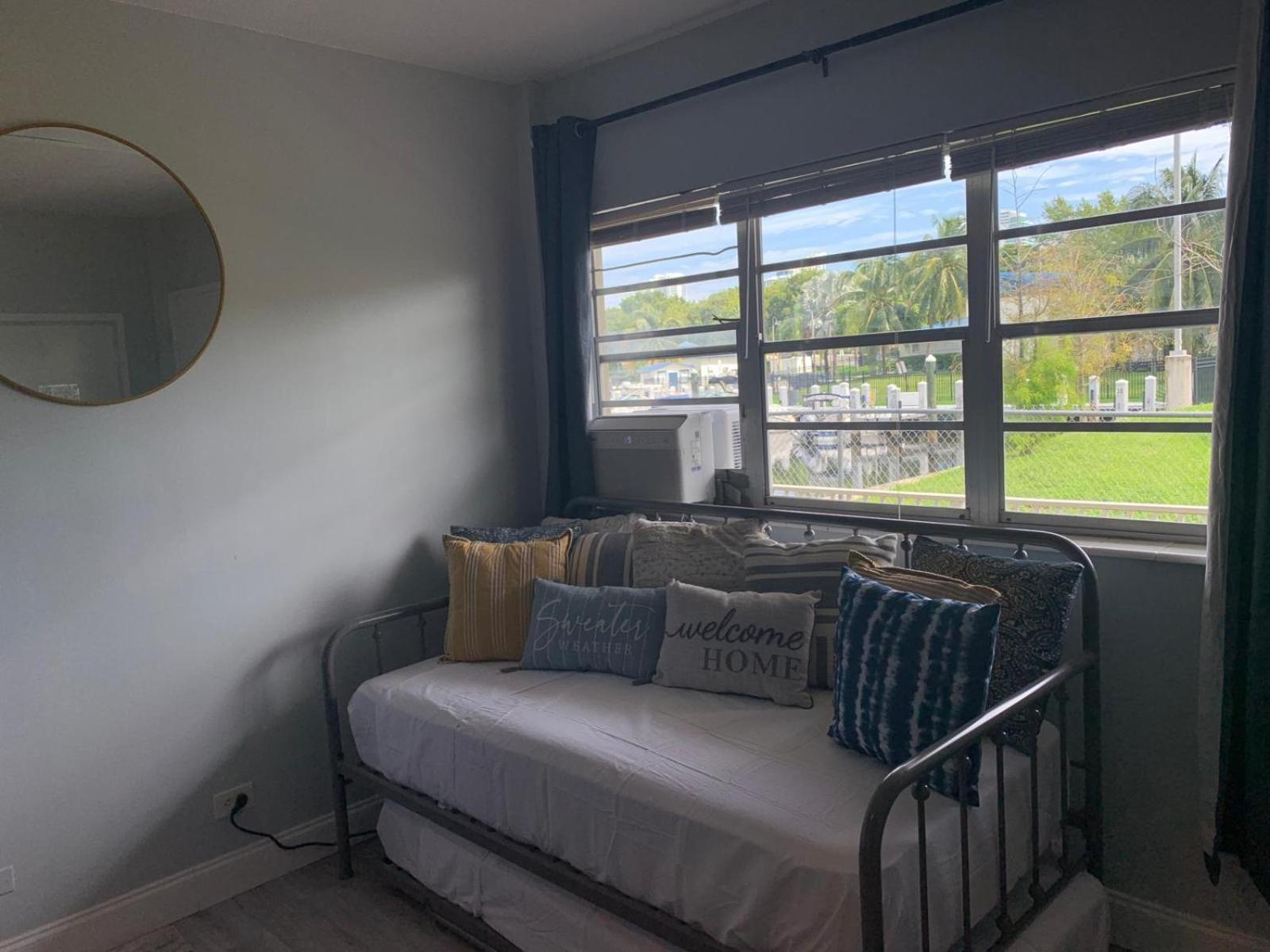 Appartement Walk To The Beach, Studio, With Pool And Free Parking
